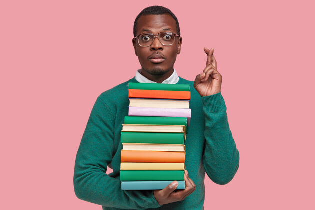 人年轻的非洲裔美国学生拿着一堆书年轻人成年人男人