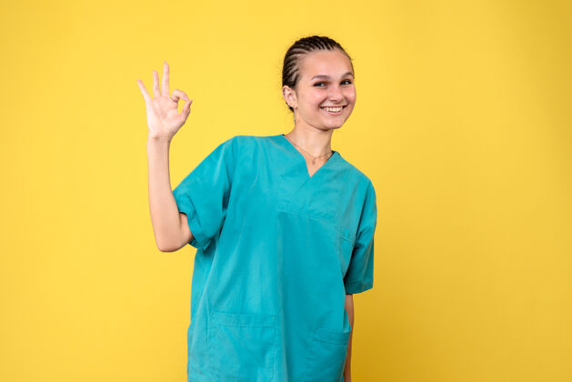 医疗正面图身穿医疗衫的女医生 covid-19卫生院病毒色护士成人人人