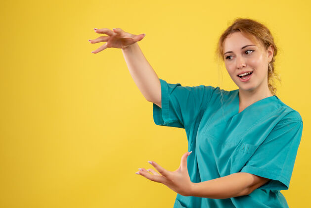 女性前视图穿着医疗衬衫的女医生 医护人员covid-19健康色人颜色黄色