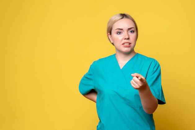 护士前视图穿着医疗衬衫的女医生 医学情感医院的科维德大流行护士医院女人流行病