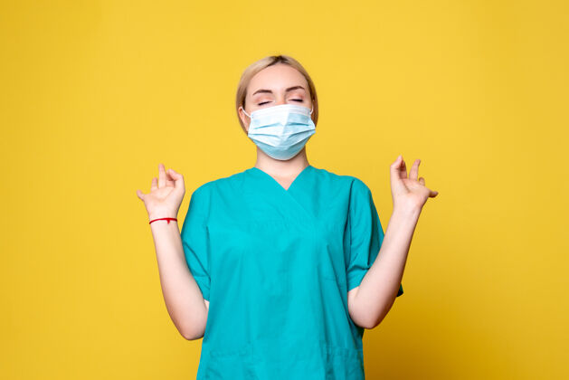 人物前视图穿着医用衬衫和无菌口罩的女医生 医院护士covid-19大流行医护人员大流行医疗面具