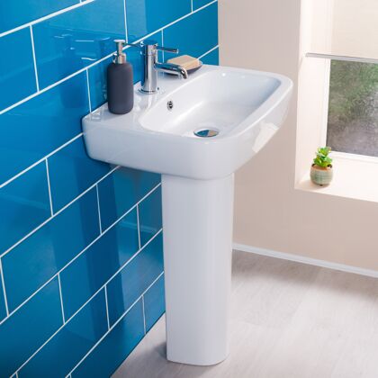 肥皂新的和现代的钢水龙头与陶瓷水槽在浴室水龙头室内管道