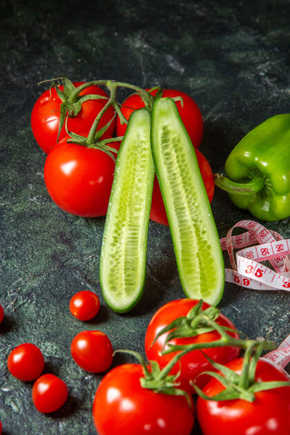 沙拉新鲜西红柿 辣椒和米黄瓜的垂直视图 深色表面 自由空间颜色番茄饮食