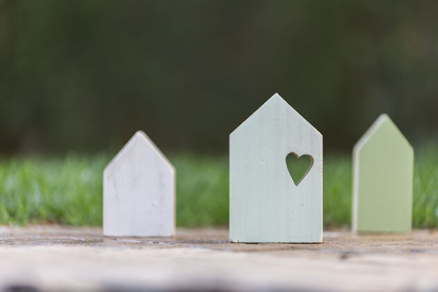 木材小木屋 大木屋上有一颗心 象征着家庭的爱和家里的安全浪漫心房间