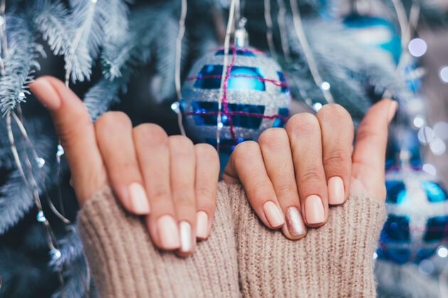 手女手配圣诞新年美甲设计裸色米色指甲油美甲 一指闪亮金铜色辉光优雅十二月