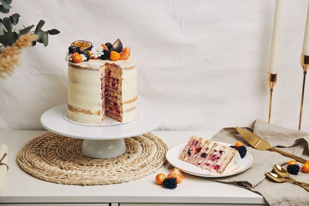 热带在白色背景下 桌上放一片蛋糕 上面有浆果和西番莲片百香果霜