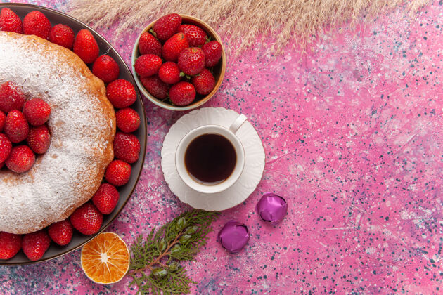 水果顶视图美味的草莓派与糖粉上的粉红色派杯子茶