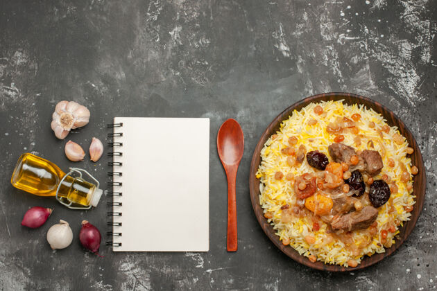 午餐远眺米饭肉夹馍洋葱蒜瓶油勺笔记本肉油奶酪