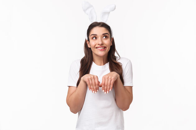 商业一个年轻女人戴着兔子耳朵年轻情感兔子