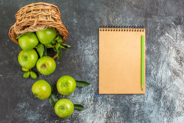 农产品顶部特写镜头查看苹果一篮子苹果树叶笔记本铅笔饮食篮子健康