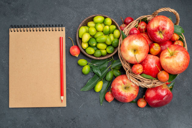 梨顶视图水果柑橘水果樱桃苹果奶油笔记本红色铅笔木制篮子水果新鲜吃苹果