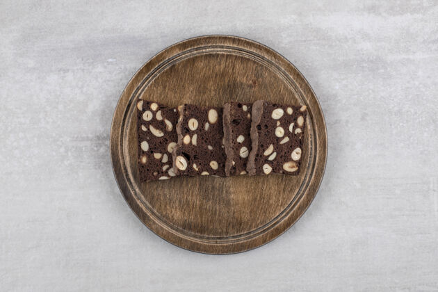 甜点自制巧克力布朗尼放在木板上 放在大理石桌上布朗尼小吃烘焙