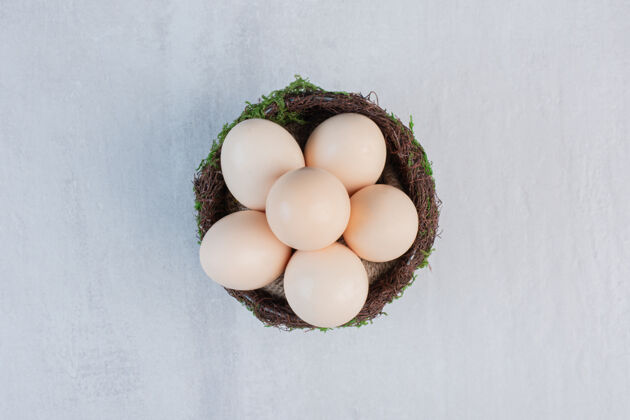 鸡蛋鸡蛋堆在大理石桌上一个漂亮的碗里生的配料营养