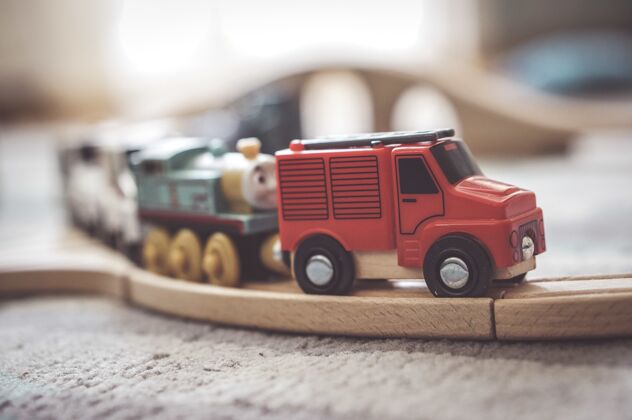 火车木制火车轨道上的小玩具车特写镜头娱乐休闲游戏