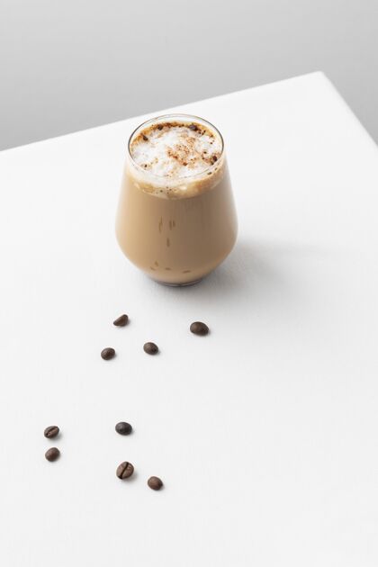 玻璃杯桌上有一杯咖啡美味饮料新鲜饮料咖啡豆