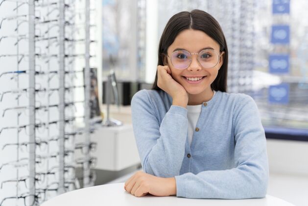 漂亮店里的女孩在试眼镜视力试穿眼镜