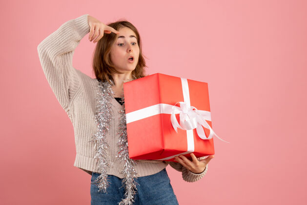 购物正面图年轻女性手持圣诞礼物颜色圣诞节购物者