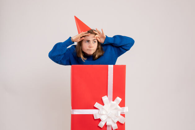 人正面图红色礼品盒内的年轻女性圣诞节庆祝漂亮