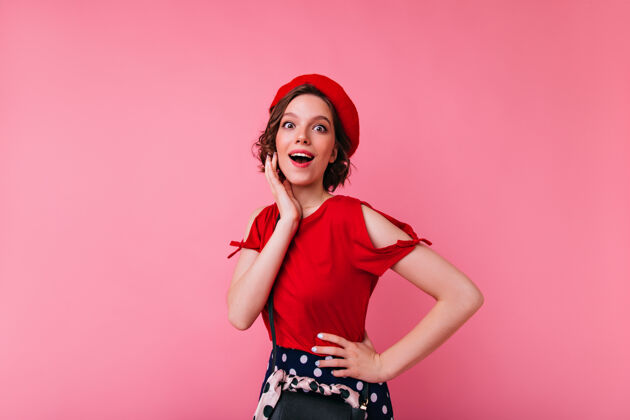 帽子有趣的情绪化女孩在红色上衣摆姿势愉快的法国女人在时尚的服装休息乐趣人