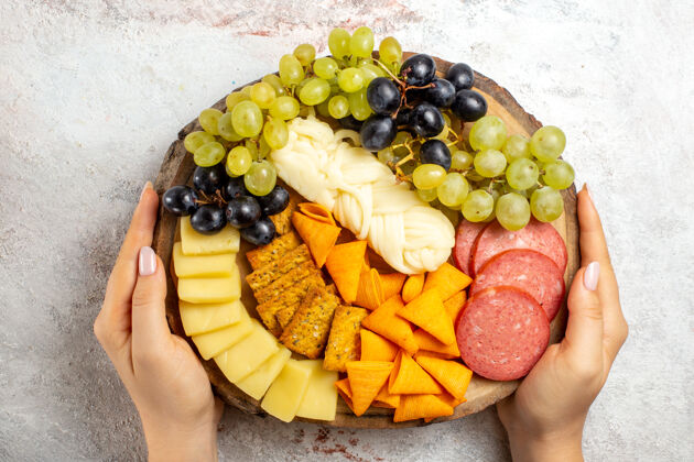 饮食顶视图不同的小吃cips香肠奶酪和新鲜葡萄在白色空间可食用的水果葡萄食品