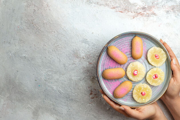 戒指顶视图小饼干与干菠萝环上的空白可食用的水果健康柑橘