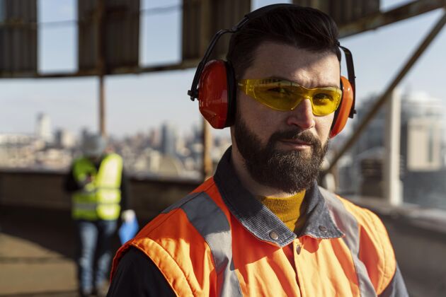 耳机特写戴着耳机和护目镜的男人工作安全建筑人