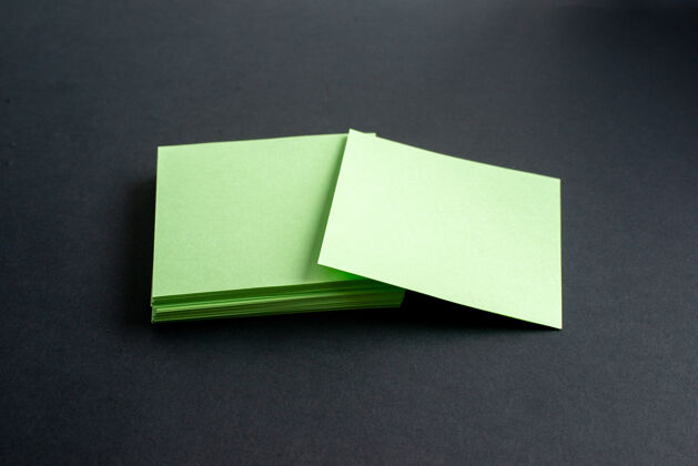 粘性绿色信封的俯视图在独立的黑色背景上 有自由空间信封顶部办公室