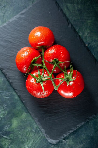 新鲜顶视图新鲜的红色西红柿在黑暗的表面生长餐食品晚餐树成熟的彩色沙拉照片水果浆果西红柿
