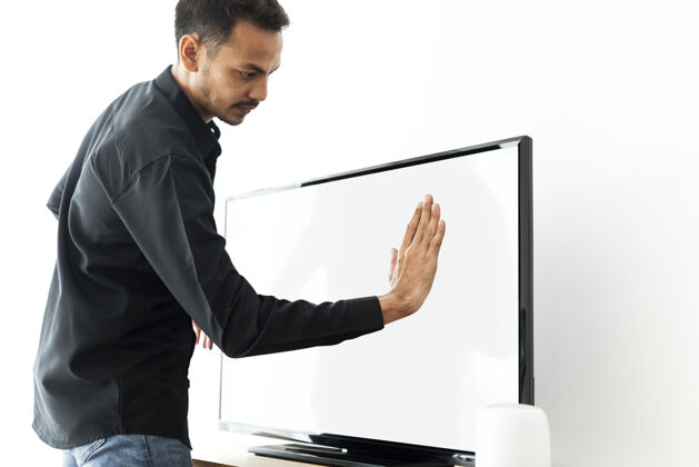 屏幕男人触摸智能电视屏幕男性电视触摸