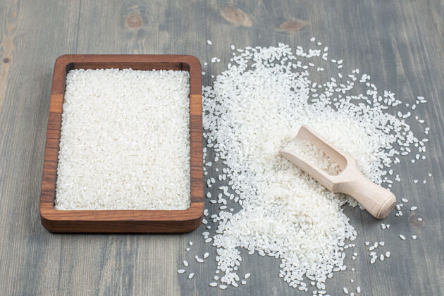 有机健康的生米用木勺放在木桌上勺子食物干的