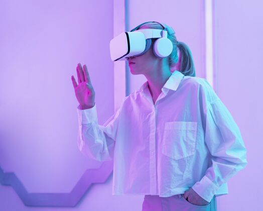 肖像戴着虚拟现实模拟器的女人测试模型女人