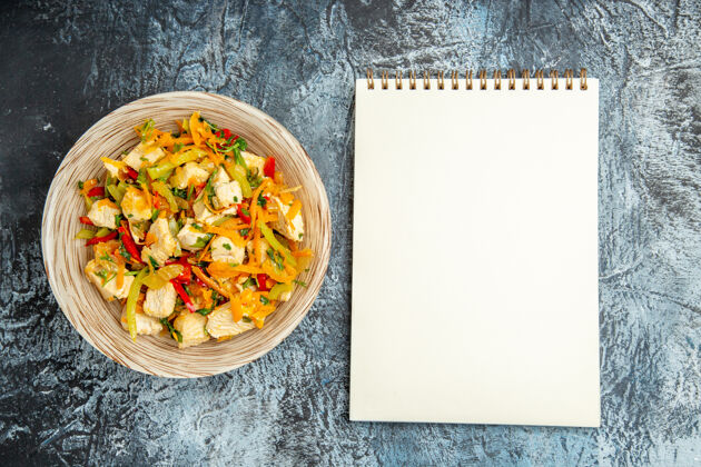 鸡肉沙拉鸡肉沙拉的顶视图和蔬菜在光的表面肉碗盘子