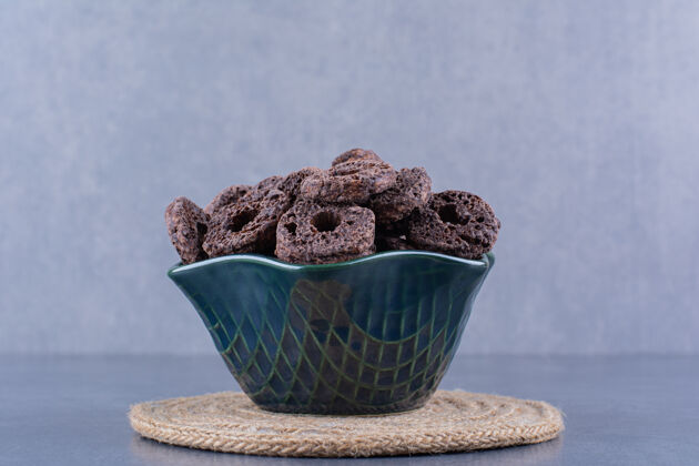 小环健康早餐 巧克力玉米圈放在石头盘子里健康谷类可可