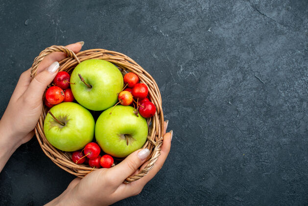 樱桃顶视图篮子上有水果苹果和甜樱桃 表面呈深灰色 由水果浆果组成 新鲜度高顶部新鲜史密斯奶奶
