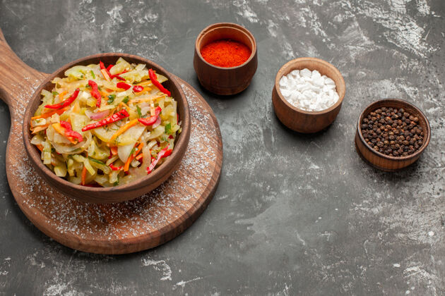 烹饪侧面特写查看色拉蔬菜色拉在木板碗上五颜六色的香料壁板碗餐厅