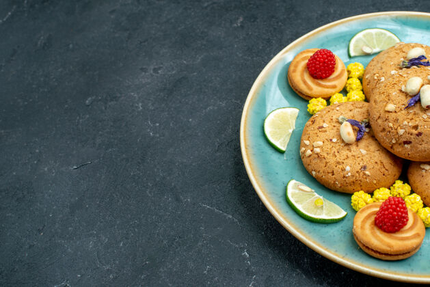 餐前视图糖饼干柠檬片上的灰色背景饼干饼干饼干甜蛋糕营养品午餐派