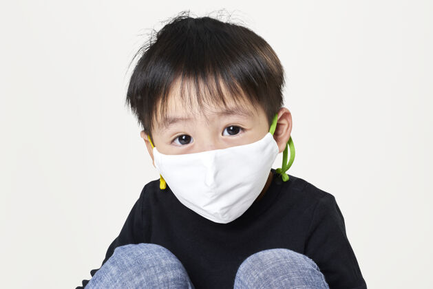 防护面具戴着白色面罩的男孩病毒传播防护呼吸