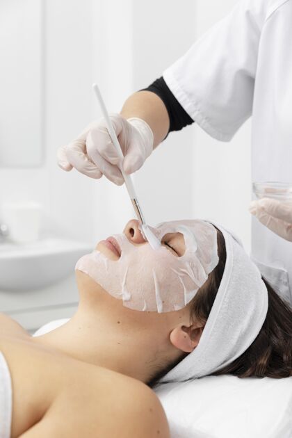 皮肤护理正在进行护肤治疗的女人美容师幸福健康