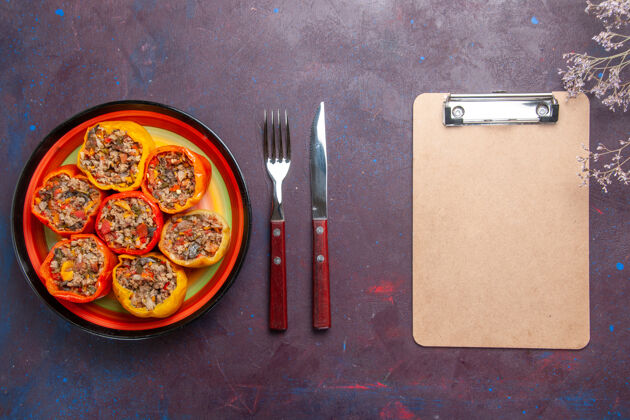 铅笔顶视图煮熟的甜椒与肉末混合调味料在灰色桌上一餐多尔玛食品蔬菜牛肉烹饪地