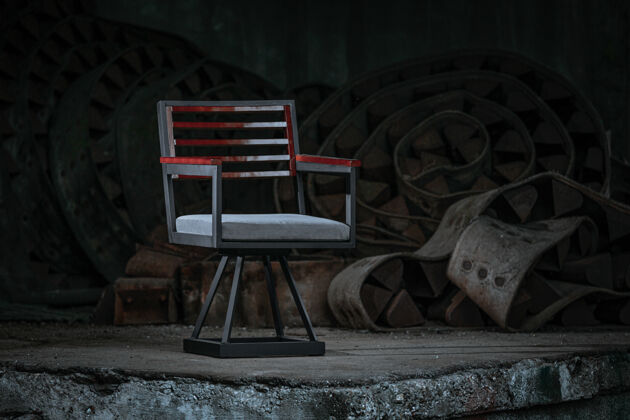 油漆导演的椅子用风化的红漆铺着工业材料室内材料风格