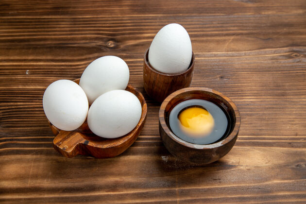 膳食正面图生鸡蛋全品棕色木面鸡蛋餐早餐炒鸡蛋炒的景观早餐