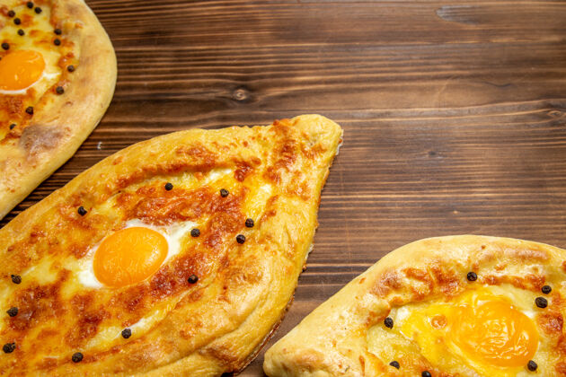 橡子南瓜顶部近距离观看烤鸡蛋面包新鲜的棕色木制桌子上烤箱面团鸡蛋面包包早餐烘焙生的新鲜的