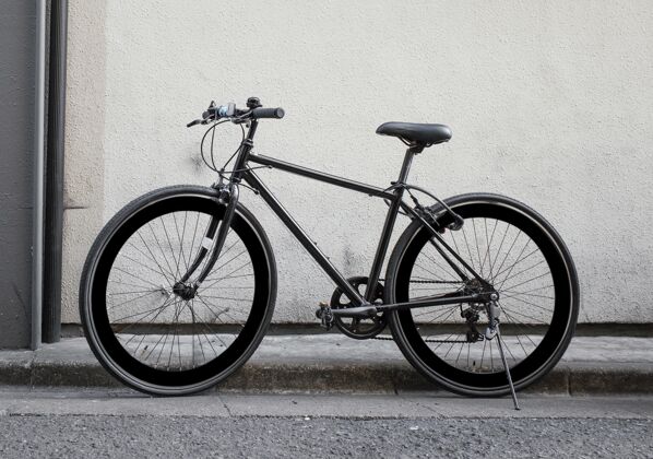 自行车老式黑色小自行车户外活动城市生活方式