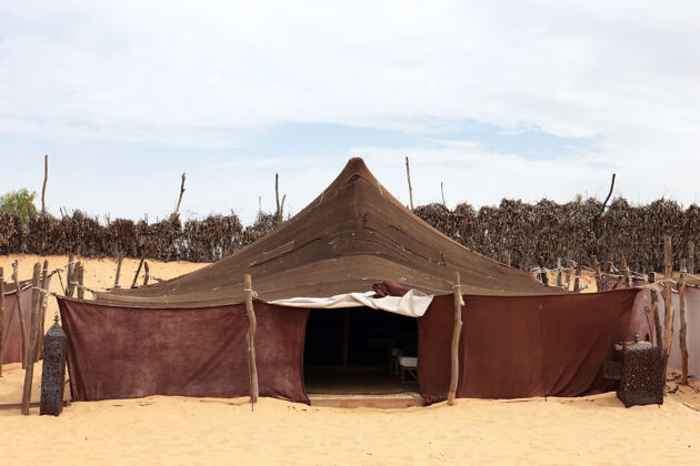 旅游非洲沙漠里的帐篷炎热沙子露营