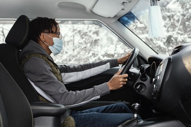 人戴面具的人开车驾驶旅行汽车