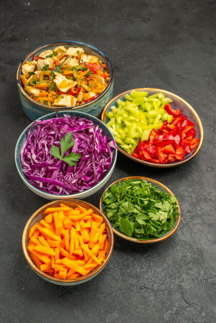 新鲜顶视图不同的蔬菜切片配鸡肉色拉上灰色餐桌色拉减肥健康食物膳食鸡肉