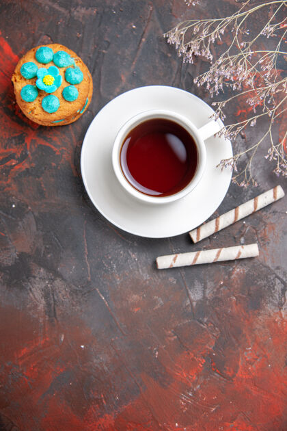 咖啡顶视图茶杯上放着饼干深色的茶几颜色的深色茶道茶茶杯香味