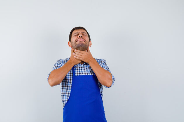 男士穿着蓝色围裙和衬衫的年轻男厨师厨师年轻衬衫