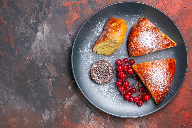 健康俯瞰美味的切片派与红色浆果在黑暗的桌子上馅饼甜蛋糕派早餐菜肴