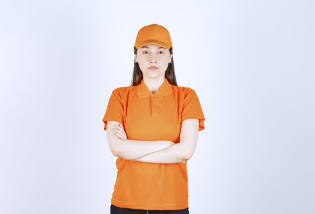 工人女服务人员身穿橙色制服 双臂交叉 看上去很专业姿势成年人职员